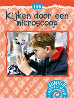 Kijken door een microscoop