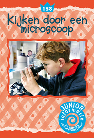 Kijken door een microscoop